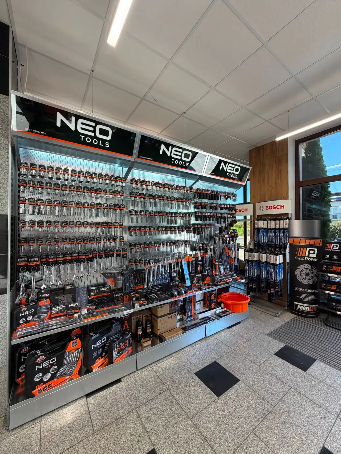 Ekspozycja narzędzi NEO Tools w sklepie Moto Profi East