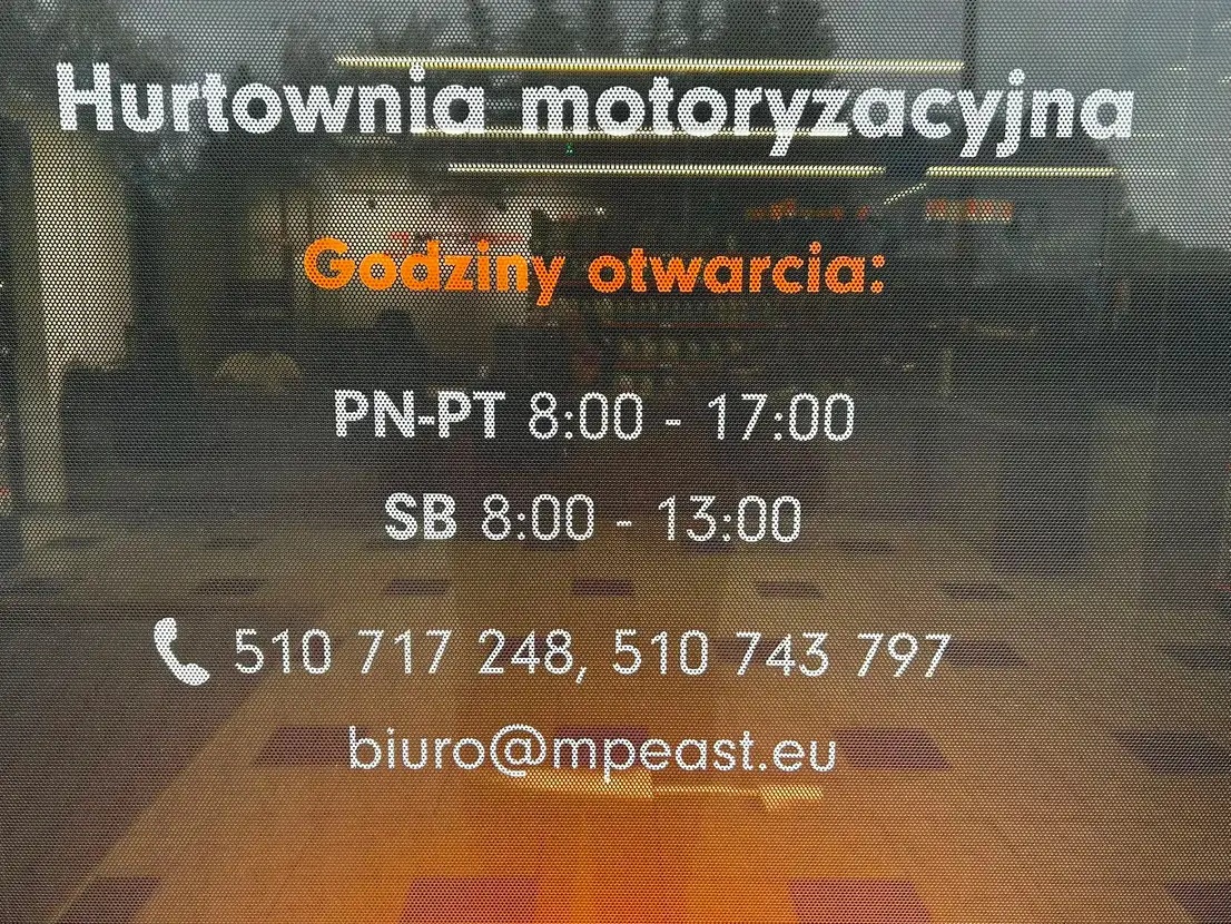 Drzwi wejściowe hurtowni z godzinami otwarcia: poniedziałek–piątek 8:00–17:00, sobota 8:00–13:00